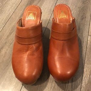 Chestnut clogs in mint condition